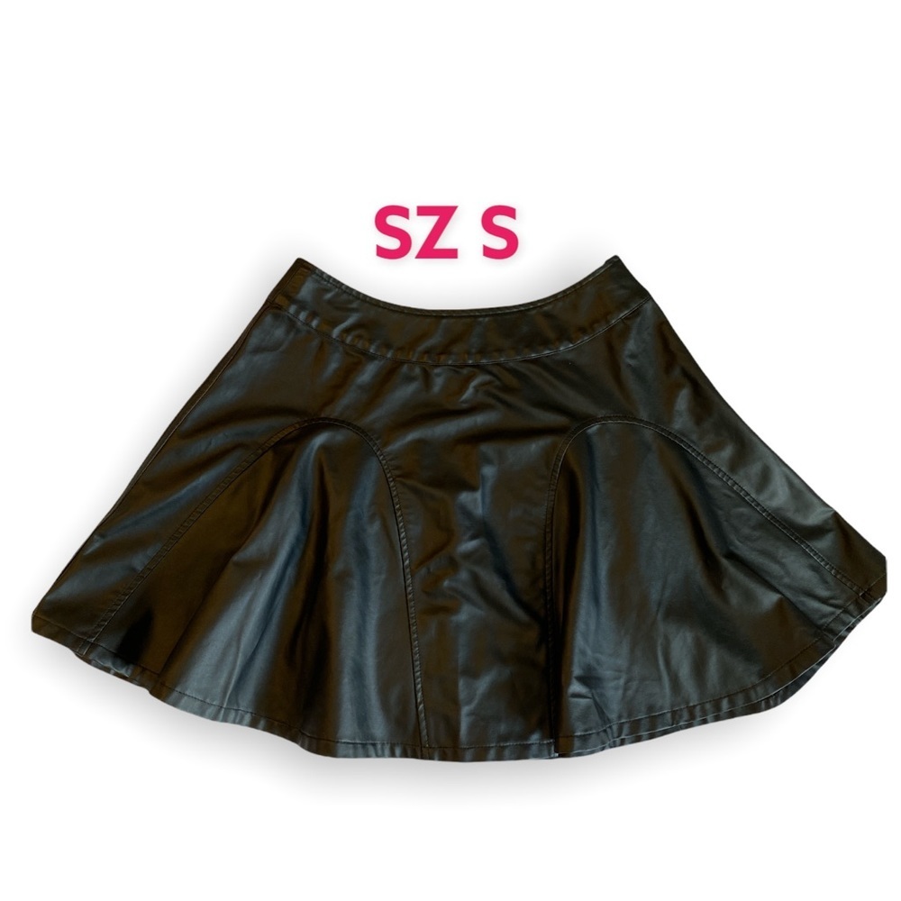SZ S Polizzi Faux Leather circle mini skirt. Black